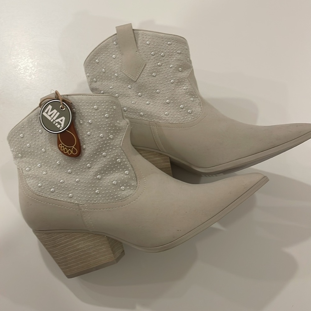 NEW MIA Serennity white pearl cowboy Bootie in cream in size 9.5 - Picture 4 of 8